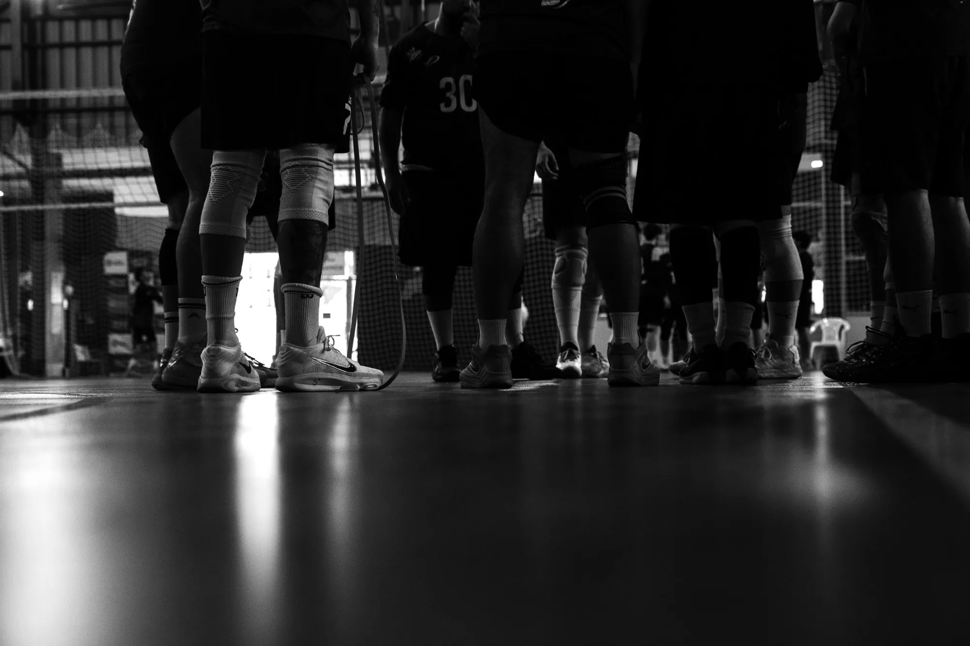 Jugadores de vóleibol reunidos en una cancha